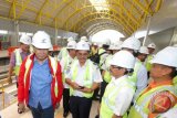 Sejumlah anggota Komisi V DPR meninjau pembangunan Light Rail Transit (LRT) di Stasiun Jakabaring, Palembang, Sumatra Selatan, Kamis (19/4/2018). Kunjungan tersebut dilakukan untuk melihat langsung progres pembangunan sarana dan prasarana penunjang Asian Games 2018 di Palembang. (ANTARA FOTO/Nova Wahyudi) 