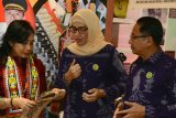 Istri Menteri Koperasi dan UKM Bintang Puspayoga mengagumi syal khas dari Kecamatan Upau Kabupaten Tabalong pada Expo Nusantara 2018 dalam rangka HUT Taman Mini Indonesia Indah ke - 43 di Jakarta. Syal dari bahan olahan kulit kayu ini menyuguhkan warna dan corak yang sangat natural ungkap Bintang kepada Pelaksana Tugas Bupati Tabalong Zony Alfianoor dan isteri Nur Aina yang hadir di stand milik Pemkab Tabalong. Foto Antaranews. Kalsel/Ist