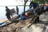 Petugas dari BKSDA Provinsi Bengkulu membongkar pondok dan warung di kawasan Wisata Alam Danau Dendam Tak Sudah Bengkulu, Kamis (5/4). Pembongkaran dan penertiban tersebut bertujuan untuk menjaga kebersihan dan pemandangan sekitar danau serta megembalikan fungsi Danau Dendam Tak Sudah sebagai cagar alam serta taman wisata alam unggulan provinsi Bengkulu. (Foto Antarabengkulu.com/David Muharmansyah)