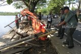 Petugas dari BKSDA Provinsi Bengkulu membongkar pondok dan warung di kawasan Wisata Alam Danau Dendam Tak Sudah Bengkulu, Kamis (5/4). Pembongkaran dan penertiban tersebut bertujuan untuk menjaga kebersihan dan pemandangan sekitar danau serta megembalikan fungsi Danau Dendam Tak Sudah sebagai cagar alam serta taman wisata alam unggulan provinsi Bengkulu. (Foto Antarabengkulu.com/David Muharmansyah)