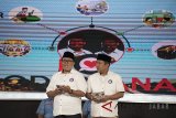 Pasangan Calon Walikota dan Wakil Walikota Bandung nomor urut tiga Oded Danial (kiri)-Yana Mulyana (kanan) menyampaikan paparan visi dan misi saat debat publik kedua yang diselenggarakan Komisi Pemilihan Umum (KPU) Kota Bandung di Hotel Holiday Inn, Bandung, Jawa Barat, Minggu (15/4). Pada Debat publik kedua tersebut KPU Kota Bandung mengangkat tema Tahu Masalah dan Tahu Solusi sebagai bentuk komitmen dan kompetensi tiap pasangan calon dalam mengidentifikasi masalah dan menghasilkan solusi untuk menata kota Bandung jika terpilih memimpin untuk periode 2018-2023. ANTARA FOTO/Novrian Arbi/18