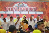 Para Komisioner KPU Gorontalo Utara bersama para Calon Bupati dan Calon Wakil Bupati pada Debat Terbuka Antar Calon Bupati dan Wakil Bupati Gorontalo Utara pada Pemilihan Serentak Tahun 2018 (Foto ; Shanty)