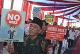 Warga memperlihatkan poster pada deklarasi anti hoax di Makopolres Ciamis, Jawa Barat, Rabu (11/4). Deklarasi anti hoax yang digagas Polda Jabar bersama tokoh masyarakat, alim ulama dan TNI tersebut antara lain menyatakan akan berperan aktif mencegah penyebaran hoax atau berita bohong yang dapat menimbulkan permusuhan dan memecah belah persatuan dan kesatuan bangsa. ANTARA JABAR/Adeng Bustomi/agr/18