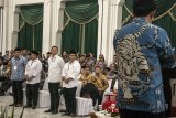 Ketua KPU Jawa Barat Yayat Hidayat (kanan) membacakan harta kekayaan Pasangan Calon Gubernur-Wakil Gubernur Provinsi Jawa Barat nomor urut satu Ridwan Kamil (kiri)-UU Ruzhanul Ulum (kedua kiri) dan nomor urut dua TB Hasanuddin (ketiga kiri)- Anton Charliyan (keempat kiri) saat acara pembekalan anti korupsi dan deklarasi Laporan Kekayaan Penyelenggara Negara (LHKPN) oleh KPK di Gedung Sate, Bandung, Jawa Barat, Selasa (17/4). Acara yang digelar oleh KPK, KPU Jawa Barat, Kementerian Dalam Negeri dan Pemerintah Jawa Barat tersebut guna membentuk para pasangan calon kepala daerah bisa berintegritas, jujur dan tidak masuk ranah korupsi jika terplih pada Pilkada serentak 2018 Juni mendatang. ANTARA JABAR/Novrian Arbi/agr/18.
