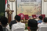 Wakil Ketua KPK Basaria Panjaitan menyampaikan arahan kepada seluruh Pasangan Calon Kepala Daerah Pemilu serentak 2018 se-Jawa Barat saat acara pembekalan anti korupsi dan deklarasi Laporan Kekayaan Penyelenggara Negara (LHKPN) oleh KPK di Gedung Sate, Bandung, Jawa Barat, Selasa (17/4). Acara yang digelar oleh KPK, KPU Jawa Barat, Kementerian Dalam Negeri dan Pemerintah Jawa Barat tersebut guna membentuk para pasangan calon kepala daerah bisa berintegritas, jujur dan tidak masuk ranah korupsi jika terplih pada Pilkada serentak 2018 Juni mendatang.  ANTARA JABAR/Novrian Arbi/agr/18