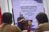 Gubernur Jawa Barat Ahmad Heryawan memberikan kata sambutan saat acara deklarasi pemilu berkualitas di Aula Barat Gedung Sate, Bandung, Jawa Barat, Selasa (10/4). Deklarasi yang diikuti oleh pegiat dan aktivis media tersebut ditujukan untuk mengajak insan pers agar menjaga netralitas dalam pemberitaan Pilkada serentak 2018 dan 2019 mendatang. ANTARA JABAR/Raisan Al Farisi/agr/18