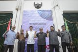 Gubernur Jawa Barat Ahmad Heryawan (ketiga kanan) didampingi Ketua IJTI Jawa Barat Iman S Nurdin (kiri), Tokoh Pers Jawa Barat Ridlo Eisy (kedua kiri), Ketua Dewan Pers Indonesia Yosep Adi Prasetyo (ketiga kiri), Ketua Serikat Pekerja Media Jawa Barat Erwin Kustiman (kedua kanan) dan Ketua AJI Bandung Ari Syahril Ramadhan (kanan) bergandengan tangan seusai menandatangani deklarasi pemilu berkualitas di Aula Barat Gedung Sate, Bandung, Jawa Barat, Selasa (10/4). Deklarasi yang diikuti oleh pegiat dan aktivis media tersebut ditujukan untuk mengajak insan pers agar menjaga netralitas dalam pemberitaan Pilkada serentak 2018 dan 2019 mendatang. ANTARA JABAR/Raisan Al Farisi/agr/18