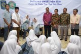 Perwakilan siswi melakukan tanda tangan ketika Deklarasi Ujian Nasional Berbasis Komputer (UNBK) Jujur 2018 di SMA Muhammadiyah 2 Surabaya, Jawa Timur, Jumat (6/4). Deklarasi komitmen jujur oleh siswa-siswi SMA Muhamadiyah 2 Surabaya, menjadi bagian dari pelaksanaan UNBK 2018 yang mulai digelar Senin (9/4) mendatang. Antara Jatim/M Risyal Hidayat/zk/18