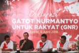 Ketua Presidium Nasional GNR Dondi Rivaldi (kedua kiri) membacakan dokumen deklarasi Jenderal (Purn) Gatot Nurmantyo untuk rakyat di Jakarta, Jumat (6/4/2018). Deklarasi tersebut merupakan bentuk dukungan penuh kepada Gatot Nurmantyo sebagai Calon Presiden pada Pilpres 2019. (ANTARA FOTO/Muhammad Adimaja) 