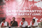 Ketua Presidium Nasional GNR Dondi Rivaldi (kedua kiri) membacakan dokumen deklarasi Jenderal (Purn) Gatot Nurmantyo untuk rakyat di Jakarta, Jumat (6/4). Deklarasi tersebut merupakan bentuk dukungan penuh kepada Gatot Nurmantyo sebagai Calon Presiden pada Pilpres 2019.  (ANTARA FOTO/Muhammad Adimaja)