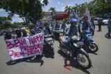 Mahasiswa dari BEM UPI mendorong motornya saat melakukan aksi tolak kenaikan BBM di depan kantor Pertamina, Bandung, Jawa Barat, Rabu (4/4). Dalam aksinya, mereka menyoroti langkanya bahan bakar premium dan menolak naiknya harga Pertalite yang dinilai merugikan rakyat kecil. ANTARA JABAR/Raisan Al Farisi/agr/18.