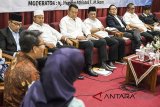 Empat pasang calon Gubernur dan Wakil Gubernur Jawa Barat Ridwan Kamil (kiri) - Uu Ruzhanul Ulum (kedua kiri), TB Hasanudin (ketiga kiri) - Anton Charliyan (keempat kiri), Sudrajat (ketiga kanan) dan Deddy Mizwar (kedua kanan) - Dedi Mulyadi (kanan) menghadiri Dialog Pemikiran Politik (Mudzakarah Politik) di Bandung, Jawa Barat, Selasa (10/4). Kegiatan ini merupakan silaturahmi antara keluarga besar ICMI bersama para calon Gubernur Jawa Barat sebagai wadah tukar informasi dan gagasan kepemimpinan Jawa Barat yang berwawasan keislaman. ANTARA JABAR/M Agung Rajasa/agr/18
