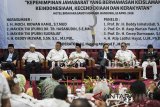 Empat pasang calon Gubernur dan Wakil Gubernur Jawa Barat Ridwan Kamil (kiri) - Uu Ruzhanul Ulum (kedua kiri), TB Hasanudin (ketiga kiri) - Anton Charliyan (keempat kiri), Sudrajat (ketiga kanan) dan Deddy Mizwar (kedua kanan) - Dedi Mulyadi (kanan) menghadiri Dialog Pemikiran Politik (Mudzakarah Politik) di Bandung, Jawa Barat, Selasa (10/4). Kegiatan ini merupakan silaturahmi antara keluarga besar ICMI bersama para calon Gubernur Jawa Barat sebagai wadah tukar informasi dan gagasan kepemimpinan Jawa Barat yang berwawasan keislaman. ANTARA JABAR/M Agung Rajasa/agr/18
