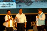 Menteri Sosial Idrus Marham (kiri) bersama Menteri Perhubungan Budi Karya Sumadi (tengah) memberikan paparan saat Dialog Nasional 