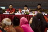 Ketua Umum Majelis Ulama Indonesia (MUI) KH Ma'ruf Amin (tengah) bersama Wakil Sekretaris Jenderal DPP PDIP sekaligus Wakil Ketua DPR Utut Adianto (kiri) dan Wakil Sekretaris Jenderal DPP PDIP sekaligus Wakil Ketua MPR Ahmad Basarah (kanan) menjadi narasumber dalam focus group discussion (FGD) terkait paham radikalisme dan intoleransi di kantor DPP PDIP, Jakarta, Jumat (27/4/2018). Dalam diskusi yang bertajuk 