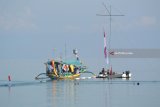 Sejumlah penyelam melakukan pengibaran bendera Merah Putih dari dalam laut 'Dive Kartini' di Pantai Pasir Putih, Situbondo, Jawa Timur, Sabtu (21/4). Sebanyak 214 wanita penyelam dari Pramuka Saka Bahari, Kowal, Polwan, dan club-club POSSI melakukan pengibaran bendera Merah Putih pada Peringantan Hari Kartini dari dalam laut ke permukaan. Antara Jatim/Seno/zk/18.