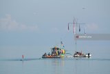 Sejumlah penyelam melakukan pengibaran bendera Merah Putih dari dalam laut 'Dive Kartini' di Pantai Pasir Putih, Situbondo, Jawa Timur, Sabtu (21/4). Sebanyak 214 wanita penyelam dari Pramuka Saka Bahari, Kowal, Polwan, dan club-club POSSI melakukan pengibaran bendera Merah Putih pada Peringantan Hari Kartini dari dalam laut ke permukaan. Antara Jatim/Seno/zk/18.