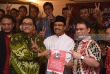 Calon Gubernur Jawa Timur nomor urut dua Saifullah Yusuf (tengah) bersama Ketua Tim Internal PDIP untuk Pemenangan Gus Ipul-Puti Ahmad Basarah (kanan) dan Ketua Forum Alumni Muda GMNI Jatim Rangga Bisma Aditya (kedua kiri) menujukan dokumen saat Deklarasi dan Konsolidasi Forum Alumni Muda GMNI Jatim  di Surabaya, Jawa Timur, Senin (23/4). Alumni GMNI yang tergabung dalam Forum Alumni Muda GMNI Jatim mendeklarasikan dukungannya kepada pasangan Saifullah Yusuf (Gus Ipul)-Puti Guntur Soekarno (Mbak Puti). Antara Jatim/Zabur Karuru/zk/18