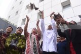 Calon Gubernur Jawa Timur nomor urut dua Saifullah Yusuf (ketiga kanan) bersama Ketua Tim Internal PDIP untuk Pemenangan Gus Ipul-Puti Ahmad Basarah (ketiga kiri) dan Ketua Forum Alumni Muda GMNI Jatim Rangga Bisma Aditya (kedua kiri) melepas merpati saat Deklarasi dan Konsolidasi Forum Alumni Muda GMNI Jatim  di Surabaya, Jawa Timur, Senin (23/4). Alumni GMNI yang tergabung dalam Forum Alumni Muda GMNI Jatim mendeklarasikan dukungannya kepada pasangan Saifullah Yusuf (Gus Ipul)-Puti Guntur Soekarno (Mbak Puti). Antara Jatim/Zabur Karuru/zk/18