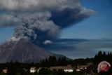 Gunung Sinabung menyemburkan material vulkanik ketika erupsi, di Karo, Sumatera Utara, Minggu (15/4/2018). Tercatat sejak pagi hingga siang hari, lebih dari 10 kali Gunung Sinabung erupsi. (ANTARA FOTO/Maz Yons) 