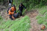 Petugas SAR bersama relawan mengevakuasi jenazah pendaki Gunung Merbabu, Andrey Voytech, di jalur pendakian Cuntel, Getasan, Kabupaten Semarang, Jawa Tengah, Sabtu (7/4/2018). Warga negara Selandia Baru yang telah dicari sejak hilang sepekan lalu tersebut ditemukan dalam kondisi meninggal dunia pukul 08.40 oleh tim relawan warga di sungai Kalimenek atau tidak jauh dari Pos 1 pendakian, diduga korban terjatuh dari tebing. (ANTARA/Aditya Pradana Putra) 