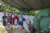 Seorang guru menjelaskan kepada muridnya mengenai mesin pengolahan sampah saat Festival Citarum di Kampung Babakan Cianjur, Desa Cihampelas, Kabupaten Bandung Barat, Sabtu (28/4). Festival tahunan tersebut ditujukan untuk menanamkan kesadaran untuk menjaga kebersihan lingkungan kepada anak sejak dini. ANTARA JABAR/Raisan Al Farisi/agr/18