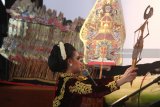 Peserta dari Kabupaten Ponorogo, Selvira Angelina Rifean memainkan wayang kulit dengan lakon Srikandhi Krida pada Festival Dalang Bocah 2018 di Taman Budaya Jatim, Surabaya, Jawa Timur, Selasa (10/4). Kegiatan yang diikuti 24 peserta dari Kabupaten dan Kota di Jawa Timur tersebut merupakan upaya dalam melestarikan budaya sekaligus mencari bibit generasi penerus dalang di masa depan. Antara Jatim/Moch Asim/zk/18