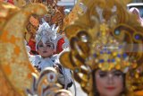 Peserta menggunakan busana karnaval mengikuti kirab budaya mengiringi tumpeng dan gunungan hasil bumi sebelum dilarung di Telaga Sarangan, Magetan, Jawa Timur, Minggu (15/4). Kegiatan tersebut merupakan rangkaian kegiatan Festival Gebyar Labuhan Sarangan yang merupakan tradisi warga sebagai ungkapan rasa syukur atas hasil panen. Antara Jatim/Foto/Siswowidodo/zk/18