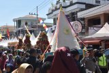 Sejumlah orang mengusung tumpeng berukuran besar dan gunungan hasil bumi sebelum dilarung di Telaga Sarangan, Magetan, Jawa Timur, Minggu (15/4). Kegiatan tersebut merupakan rangkaian kegiatan Festival Gebyar Labuhan Sarangan yang merupakan tradisi warga sebagai ungkapan rasa syukur atas hasil panen. Antara Jatim/Foto/Siswowidodo/zk/18