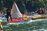 Sejumlah orang menggunakan ‘speed boat’ mengusung tumpeng berukuran besar mengelilingi telaga sebelum dilarung di Telaga Sarangan, Magetan, Jawa Timur, Minggu (15/4). Kegiatan tersebut merupakan rangkaian kegiatan Festival Gebyar Labuhan Sarangan yang merupakan tradisi warga sebagai ungkapan rasa syukur atas hasil panen. Antara Jatim/Foto/Siswowidodo/zk/18