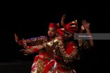 Peserta dari Kabupaten Mojokerto membawakan Tari Sawung Pinilih saat Festival Karya Tari Jawa Timur 2018 di Gedung Kesenian Cak Durasim, Surabaya, Jawa Timur, Jumat (27/4). Kegiatan yang diikuti 30 peserta dari Kabupaten/Kota di Jawa Timur tersebut merupakan ajang apresiasi bagi para seniman tari dalam menggali kreativitas seni tari baru dengan nuansa tradisional. Antara Jatim/Moch Asim/zk/18