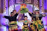 Penari menampilkan tarian kreasinya pada acara Festival Karya Tari di Gasebu Banyuwangi, Jawa Timur, Sabtu (31/3)malam. Pagelaran seni budaya itu, dimeriahkan oleh 20 sanggar tari yang sudah terseleksi guna mengkreasi dan menciptakan karya seni baru untuk menjaga budaya seni tari daerah. Antara Jatim/Budi Candra Setya/zk/18