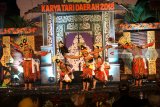 Penari menampilkan tarian kreasinya pada acara Festival Karya Tari di Gasebu Banyuwangi, Jawa Timur, Sabtu (31/3)malam. Pagelaran seni budaya itu, dimeriahkan oleh 20 sanggar tari yang sudah terseleksi guna mengkreasi dan menciptakan karya seni baru untuk menjaga budaya seni tari daerah. Antara Jatim/Budi Candra Setya/zk/18