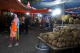 Pengunjung memilih buah durian dalam festival bertajuk Mendem Duren atau Mabuk Durian di depan Balaikota Malang, Jawa Timur, Jumat (13/4). Festival yang diadakan sebagai upaya mengenalkan cita rasa buah durian lokal  tersebut melibatkan sekitar 60 petani durian dan berlangsung selama tiga hari. Antara Jatim/Ari Bowo Sucipto/zk/18.