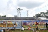 Sejumlah peserta mengikuti kompetisi mural di Padi Emas, Royal Sentul Park, Babakan Madang, Kabupaten Bogor, Jawa Barat, Sabtu (28/4). Kompetisi yang diikuti belasan peserta dari berbagai daerah di Indonesia itu bertujuan sebagai wadah eksplorasi budaya nusantara untuk generasi muda dengan tema Nusantara. ANTARA JABAR/Arif Firmansyah/agr/18