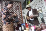 Barista membuatkan kopi pengunjung dalam Festival Malang Sejuta Kopi di Matos, Malang, Jawa Timur, Minggu (1/4). Festival tersebut diikuti puluhan barista dan kedai kopi untuk mengenalkan kopi nusantara kepada pengunjung denan membagikan ribuan cup kopi gratis. Antara Jatim/Ari Bowo Sucipto/zk/18.