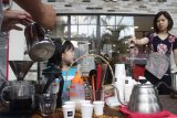 Barista membuatkan kopi pengunjung dalam Festival Malang Sejuta Kopi di Matos, Malang, Jawa Timur, Minggu (1/4). Festival tersebut diikuti puluhan barista dan kedai kopi untuk mengenalkan kopi nusantara kepada pengunjung denan membagikan ribuan cup kopi gratis. Antara Jatim/Ari Bowo Sucipto/zk/18.