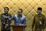 Ketua MPR Zulkifli Hasan (tengah) bersama Ketua KPK Agus Rahardjo (kanan) dan Ketua Mahkamah Konstitusi Anwar Usman (kiri) menyampaikan keterangan kepada wartawan tentang penyelenggaraan Festival Konstitusi dan Antikorupsi ke-3 di Kompleks Parlemen Senayan, Jakarta, Jumat (27/4/2018). Festival Konstitusi dan Antikorupsi ke-3 yang akan dilaksanakan pada 14-15 Mei 2018 di Medan diharapkan menjadi momentum bangsa Indonesia untuk sadar dan memahami konstitusi sebagai aturan dasar kehidupan berbangsa dan bernegara, serta sebagai upaya pencegahan dan penyadaran masyarakat terkait perilaku korupsi. (ANTARA /Puspa Perwitasari) 