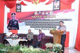 Kapolda Kalsel Brigjen Pol Rachmat Mulyana menghadiri acara tatap muka dengan Ketua KPU Tabalong Agus Musdian Noor dan Panwaslu Hirsan serta tim sukses masing - masing paslon Bupati dan Wakil Bupati di aula Polres Tabalong, Jumat. Dalam arahannya Kapolda meminta pelaksanaan kampanye tidak bernuansa provokatif untuk menciptakan situasi aman dan damai. Foto:Antaranews Kalsel/Herlina Lasmianti/M.