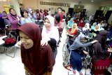 Sejumlah penyandang disabilitas mengukiti senam sehat dalam acara Gerakan Masyarakat Hidup Sehat (Germas) khusus penyandang disabilitas di Rumah Sakit Marzuki Mahdi, Bogor, Jawa Barat, Jumat (27/4). Diffable action bersama Kementrian Kesehatan dan AXA Financial Indonesia mengadakan kegiatan dengan tema 