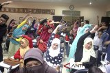 Sejumlah penyandang disabilitas mengukiti senam sehat dalam acara Gerakan Masyarakat Hidup Sehat (Germas) khusus penyandang disabilitas di Rumah Sakit Marzuki Mahdi, Bogor, Jawa Barat, Jumat (27/4). Diffable action bersama Kementrian Kesehatan dan AXA Financial Indonesia mengadakan kegiatan dengan tema 