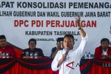 Ketua DPD PDI Perjuangan Jabar sekaligus Calon Gubernur Jawa Barat nomor urut dua Tubagus Hasanuddin menyampaikan orasi politiknya pada rapat konsolidasi pemenangan Pilgub Jabar DPC PDI Perjuangan di Gedung Pramuka, Singaparna, Kabupaten Tasikmalaya, Jawa Barat, Sabtu (31/3). Pasangan Tubagus Hasanuddin-Anton Charliyan (Hasanah) memberikan pembinaan kepada pengurus daerah atau kader PDI Perjuangan untuk meningkatkan target perolehan suara sebanyak 35 persen diwilayah kabupaten Tasikmalaya. ANTARA JABAR/Adeng Bustomi/agr/18