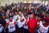 Ketua DPD PDI Perjuangan Jabar sekaligus Calon Gubernur Jawa Barat nomor urut dua Tubagus Hasanuddin (tengah) berfoto dengan kader PDIP pada rapat konsolidasi pemenangan Pilgub Jabar DPC PDI Perjuangan di Gedung Pramuka, Singaparna, Kabupaten Tasikmalaya, Jawa Barat, Sabtu (31/3). Pasangan Tubagus Hasanuddin-Anton Charliyan (Hasanah) memberikan pembinaan kepada pengurus daerah atau kader PDI Perjuangan untuk meningkatkan target perolehan suara sebanyak 35 persen diwilayah kabupaten Tasikmalaya. ANTARA JABAR/Adeng Bustomi/agr/18