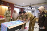 Pjs Bupati Tanah Laut Achmad Sofiani Bersama Kejaksaan Negeri Tanah Laut Meluncurkan Pusat Layanan Konsultasi Hukum Administrasi Desa, Senin (9/4).Foto:Antaranews Kalsel/Arianto.