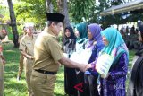 Pjs Bupati Tanah Laut Achmad Sofiani Menyerahkan Bantuan Kepada Lima Kelompok Tani Mading-Masing Rp50 Juta, Senin (9/4).Foto:Antaranews Kalsel/Arianto.