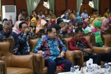 Pjs Bupati Tanah Laut Achmad Sofiani Menghadiri Peringatan Hari Kartini Tingkat Provinsi Kalsel 2018, di Gedung Mahligai Pancasila Banjarmasin, Kamis (19/4).Foto:Antaranews Kalsel/Arianto.