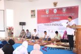 Asisten Ekobangkesra Setdakab Tanah Laut Nur Hidayat membuka acara Bakti Pada Guru, di  aula Kecamatan Bati-Bati, Rabu (25/4).Foto:Antaranews Kalsel/Arianto.