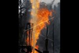 Semburan api di lokasi pengeboran minyak illegal yang dikelola oleh warga, di Dusun Kamar Dingin, Desa Pasir Putih, Ranto Panjang Peureulak, Kabupaten Aceh Timur, Aceh, Rabu (25/4). Terbakarnya sumur minyak Ilegal itu mengakibatkan sebanyak puluhan orang terluka dan sekitar 10 orang meninggal dunia. ANTARA FOTO/Rahmad/kye/18.