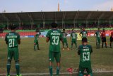 Medan (Antaranews Sumut) - Ketiga pesepakbola PSMS Medan Frets Butuan (kiri), Amarzukih (tengah) dan Erwin Ramdani (kanan) berdoa sebelum bertanding ketika melawan Bhayangkara FC pada laga kompetisi Gojek Liga 1 2018 di Stadion Teladan Medan, Sumatera Utara, Sabtu (31/3).  Septianda Perdana