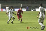 Pesepak bola timnas U-23 Indonesia Muhammad Hargianto (tengah) menahan bola yang dibayangi Pesepak bola timnas U-23 Korea Utara Jon Se Gye (dua kanan) Pada PSSI Anniversary Cup 2018 di Stadion Pakansari, Bogor, Jawa Barat, Senin (30/4). ANTARA JABAR/Dedhez Anggara/agr/18.